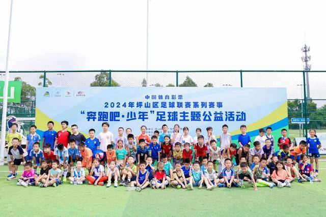 72岁赵雅芝红毯现身，气质依旧引人关注